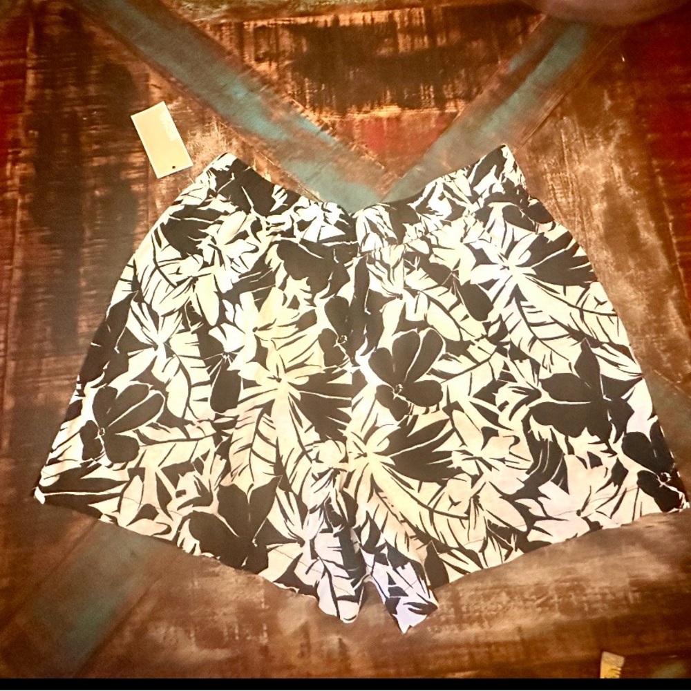Michael Kors Black and White Floral Women's Shorts M NWT